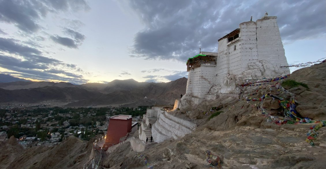 Dominant la ville et la vallée, le palais de Namgyal Tsemo Gompa (fin XVIe s.)