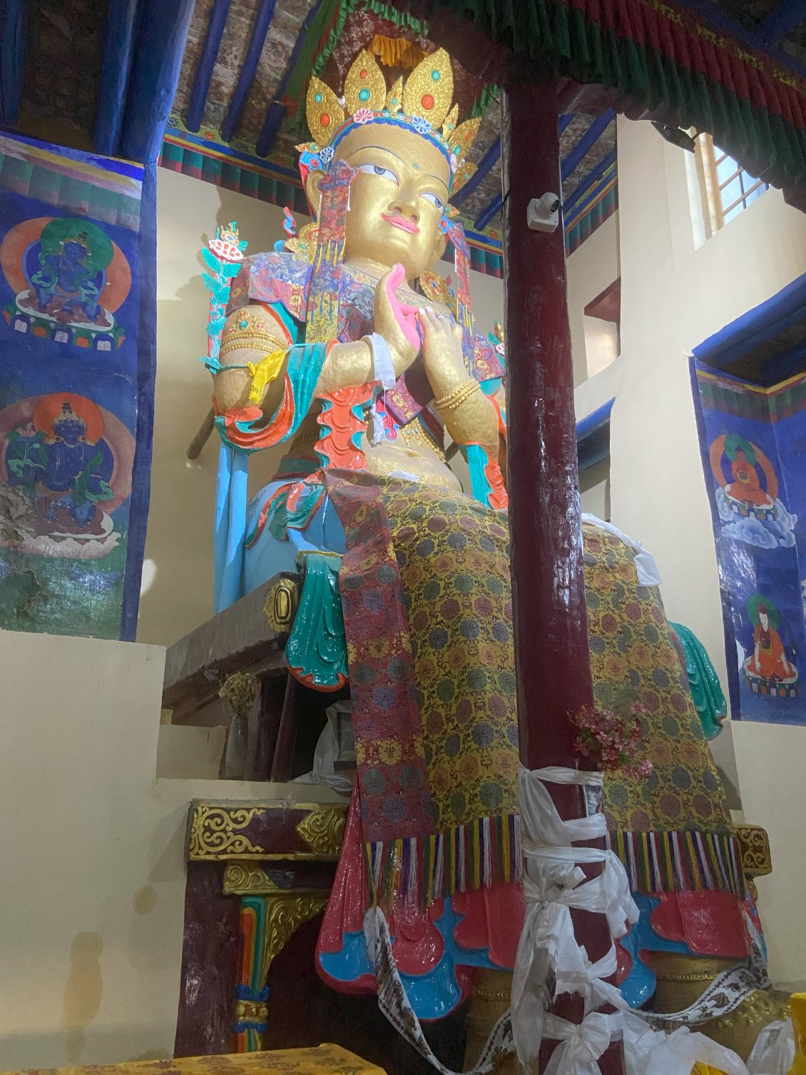 Statue de Maitreya, le "futur Bouddha", de loin...