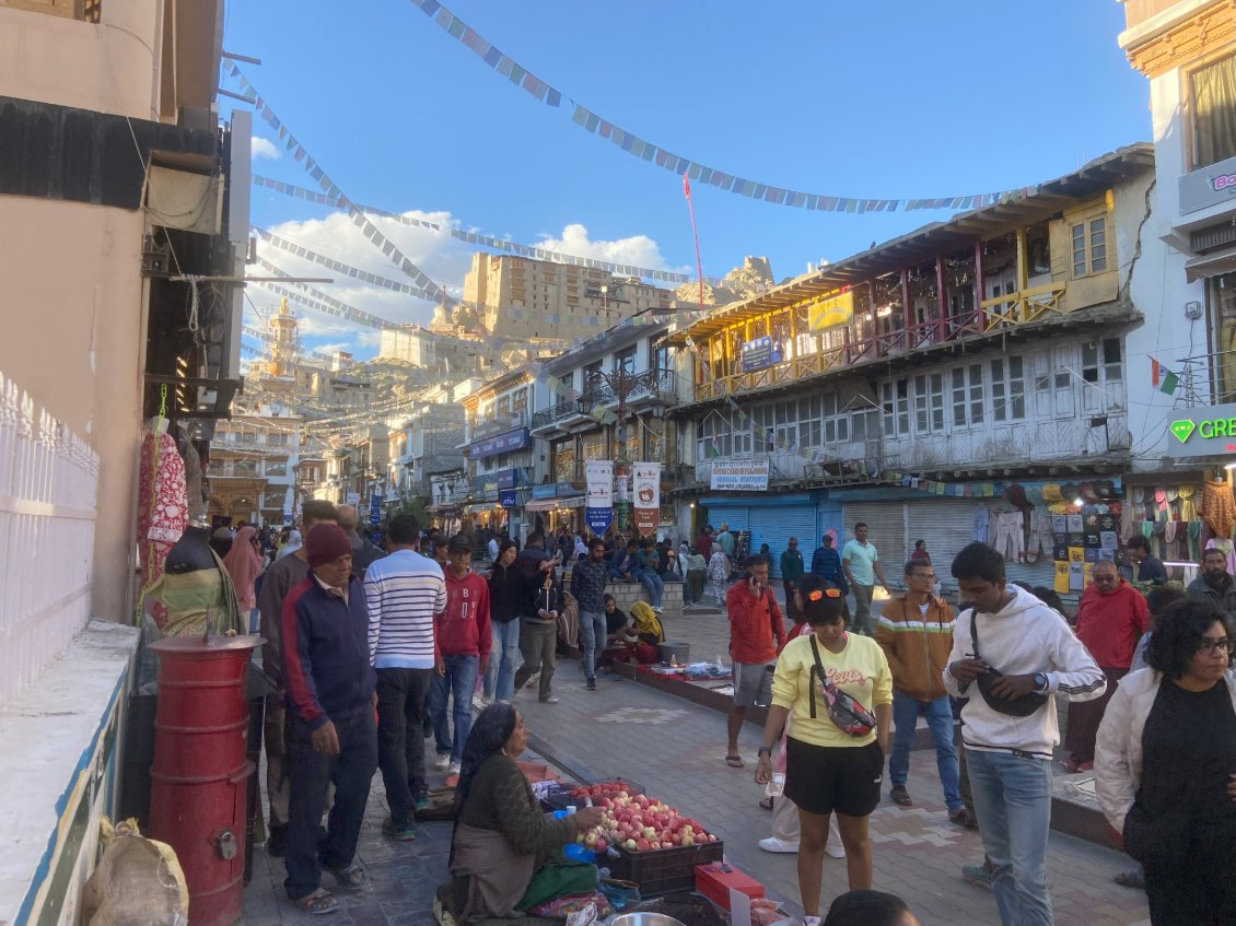 Le marché sur l'artère principale de Main Bazar. Au fond, le Palais Royal.