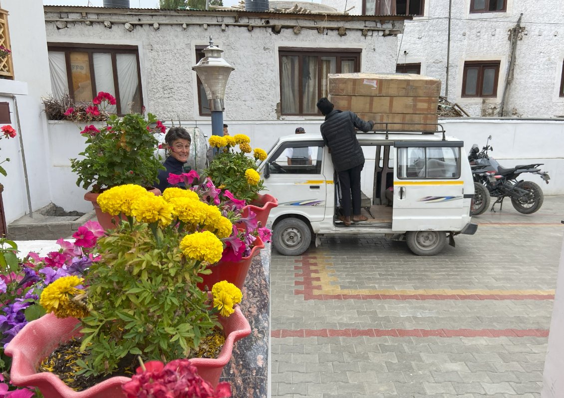 Et un, et deux, et trois cartons à vélo, 23 kilos chacun.