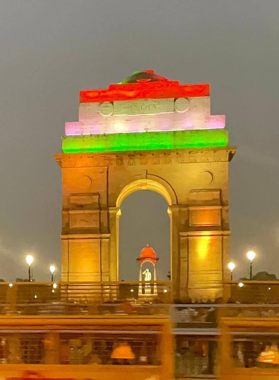 La porte de l'Inde, d'où partent plusieurs avenues principales de Delhi. Monument aux morts, elle abrite le tombeau du soldat inconnu. Au fond, un baldaquin abritait la statue de Georges V, jusque dans les années 1960. Celle-ci a été remplacée, mais pas moyen de savoir qui est l'heureux élu.