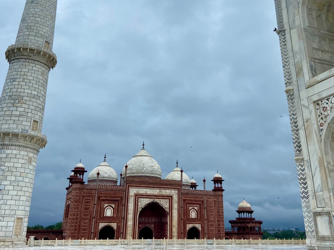 A gauche du Taj Mahal, une mosquée.
Un édifice identique lui fait face à droite, assurant une symétrie parfaite.