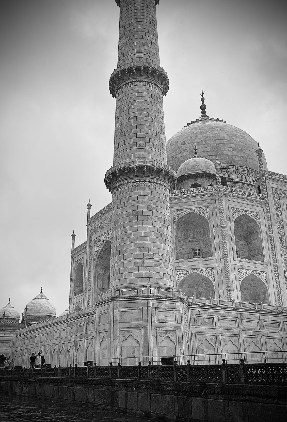 Les quatre minarets qui entourent le mausolée sont légèrement inclinés vers l'extérieur de telle sorte qu'en cas de séisme, ils s'écrouleraient dans la direction opposée au tombeau.