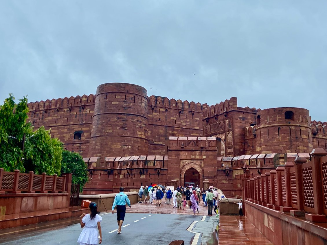 Le fort rouge d'Agra (XIe s.). Place forte, puis ancienne résidence royale des Mohgols