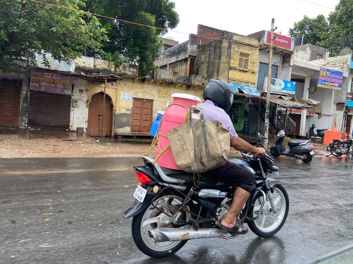 La moto ou le vélo, un véhicule de transport indispensable.