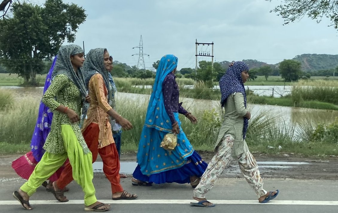 Elles sont toujours vêtues de tuniques aux couleurs chatoyantes.