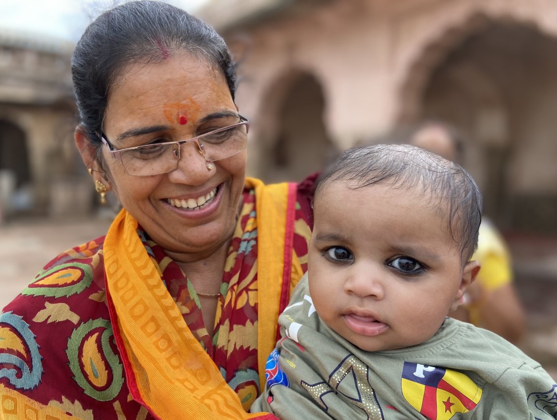 On pense ici que les bébés sont si mignons qu’ils peuvent attirer les convoitises et les mauvais sorts de gens jaloux, envieux ou mal intentionnés. On dessine donc un petit point noir sur le front ou la joue de l’enfant avec du kajal (une pâte noire fabriquée de manière artisanale), pour l’enlaidir symboliquement et ainsi éloigner le mauvais œil (« nazar »). On dit aussi que le kajal est bon pour les yeux. Il est donc utilisé pour dessiner un trait noir sous chaque œil de l’enfant, dès le onzième jour de vie.