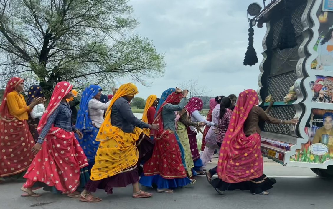 Ici, elles suivent en cortège le véhicule en route vers le temple.