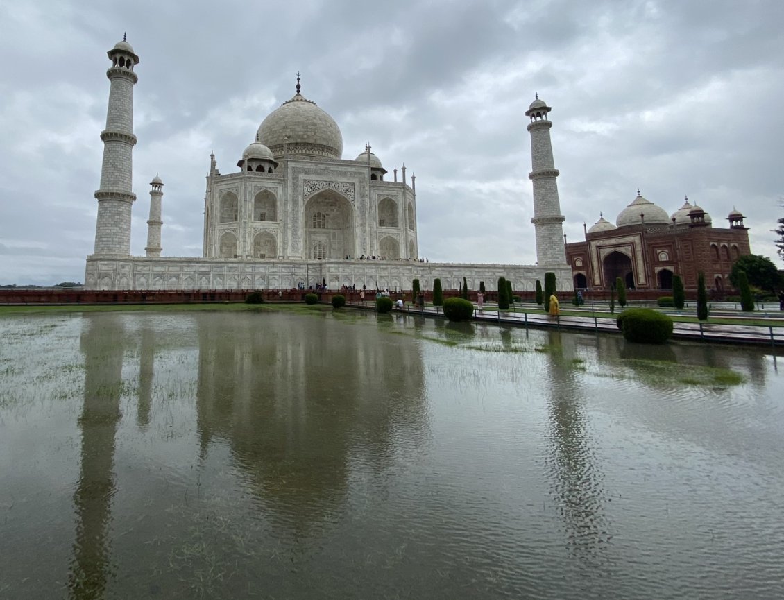 Le Taj Mahal, symbole d'amour éternel, prouesse architecturale.