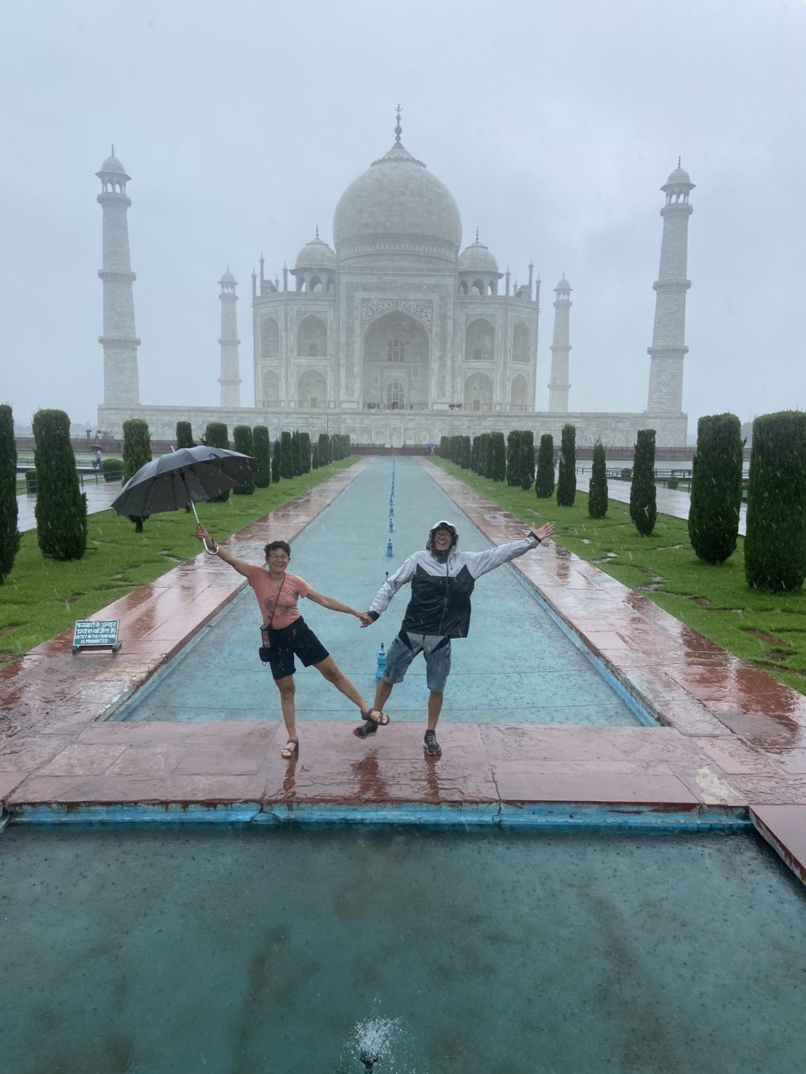 C'est aussi une prouesse que d'arriver à être tout seuls sur la photo... Il faut dire que les pluies de mousson découragent les visiteurs...