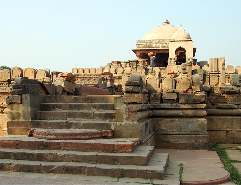 Le temple situé à côté du puits.