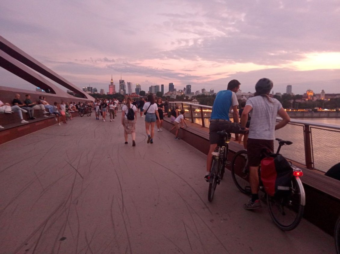 La "skyline" de Varsovie, depuis la nouvelle passerelle dédiée aux mobilités douces.