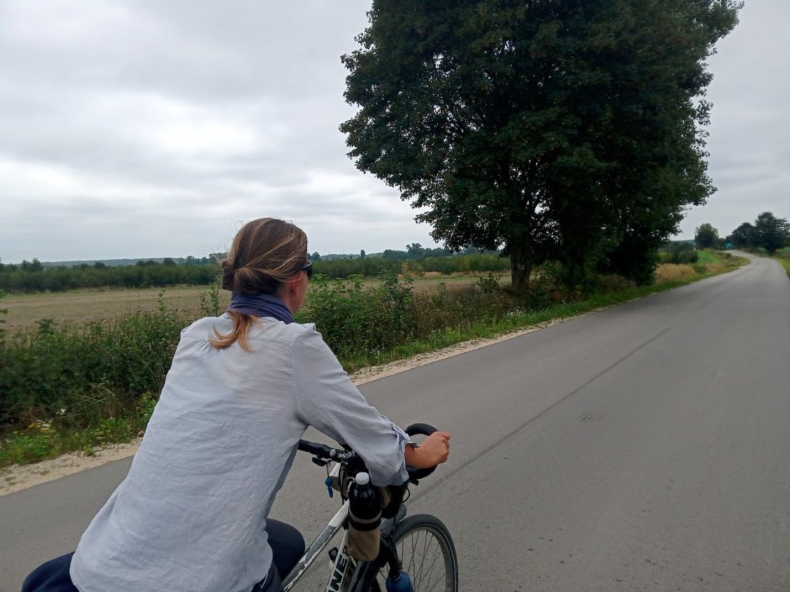 Les routes de la campagne polonaises sont très calmes. Peu de voitures, c'est top à vélo.