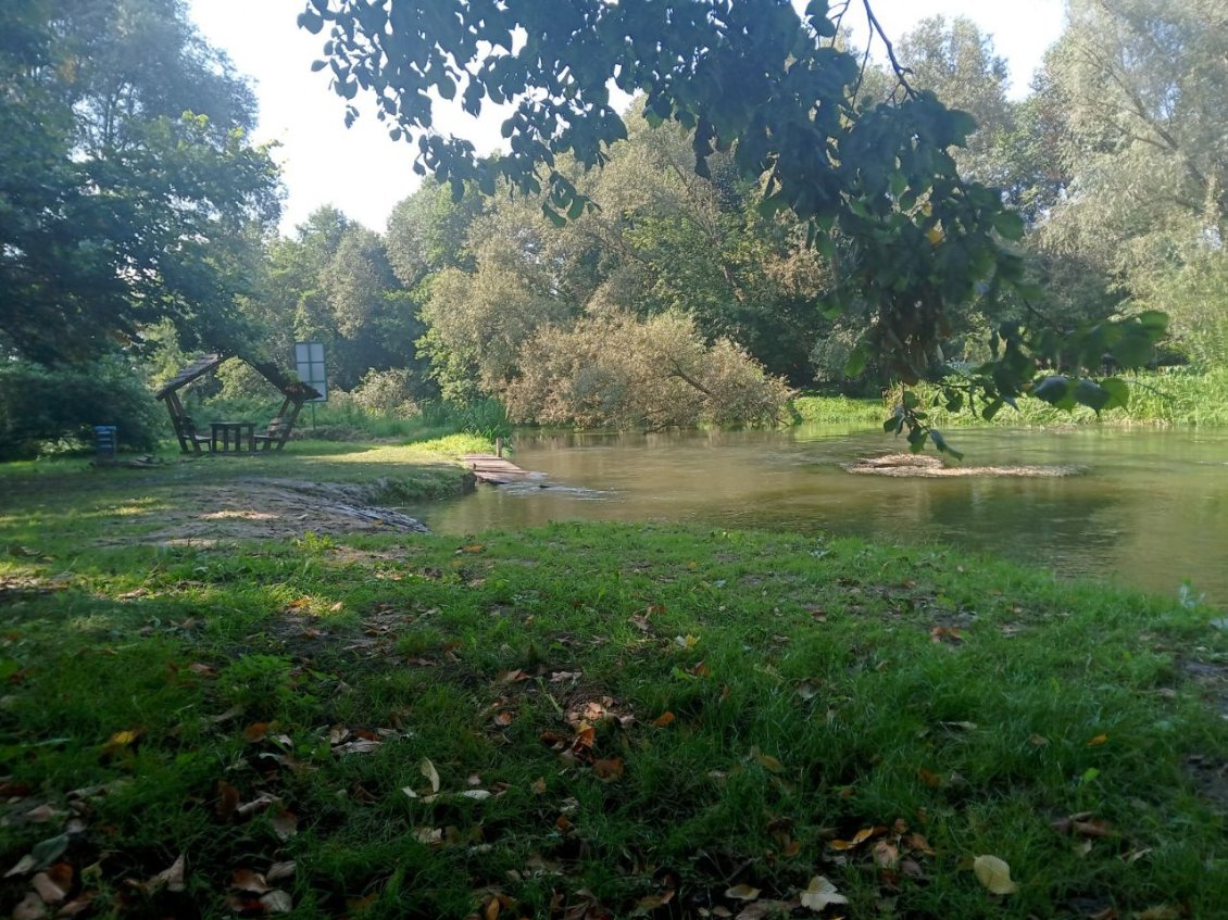 Petite aire de pique-nique le long d'une jolie rivière