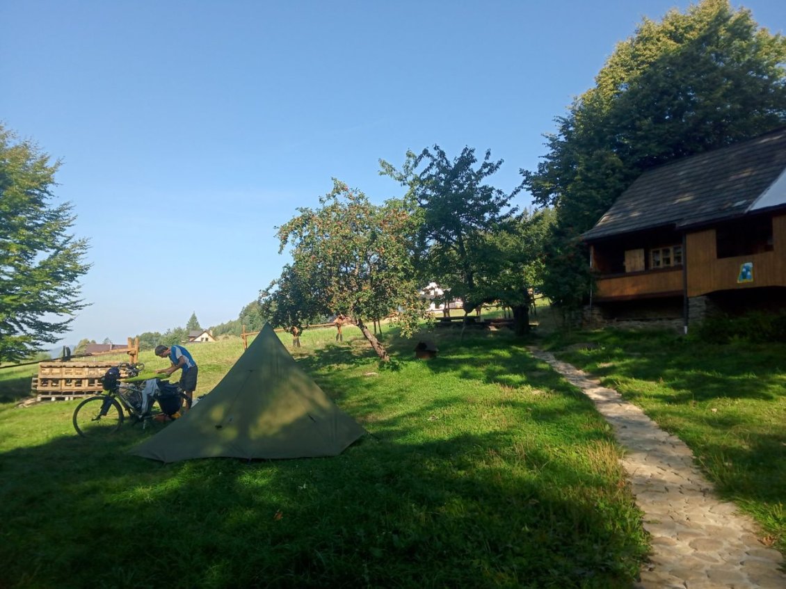 C'est le début des montagnes ! 
Cette nuit, bivouac dans le jardin d'un refuge associatif.