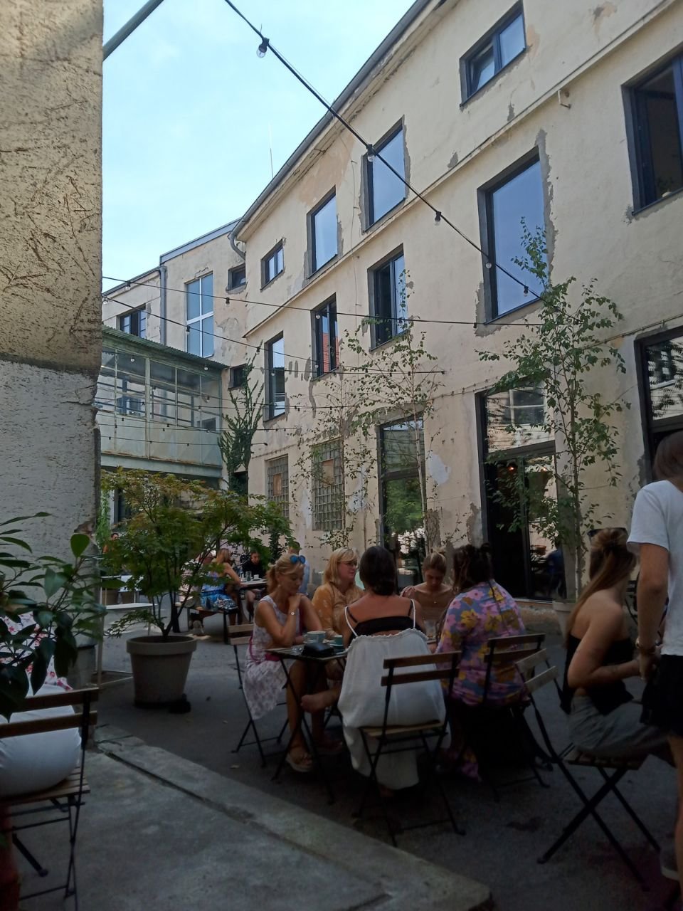 Encore un petit café planqué dans une ancienne usine réhabilitée