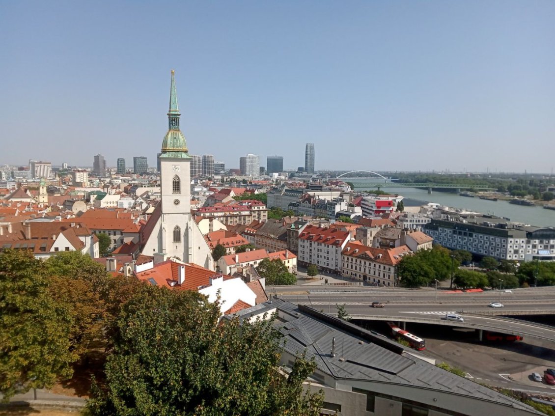 Bratislava et son centre historique... traversée par une autoroute ;)