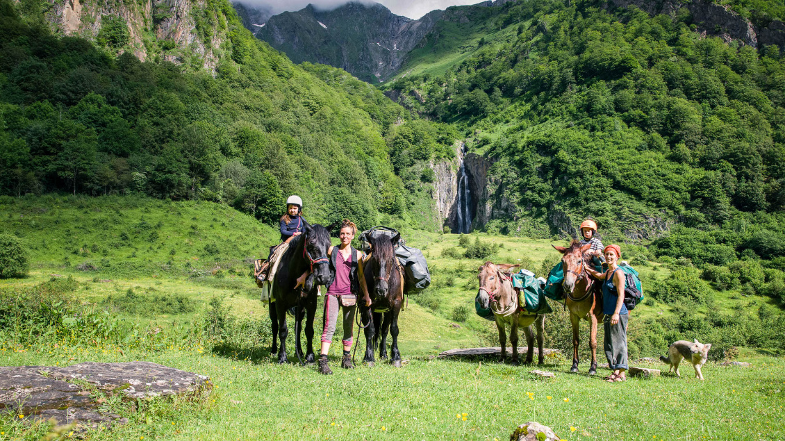 Mamans, enfants et chevaux dans les Pyrénées.