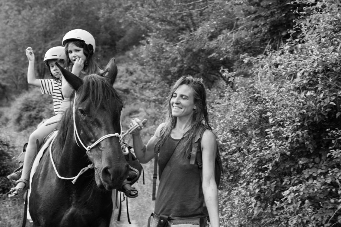 Mamans, enfants et chevaux dans les Pyrénées.