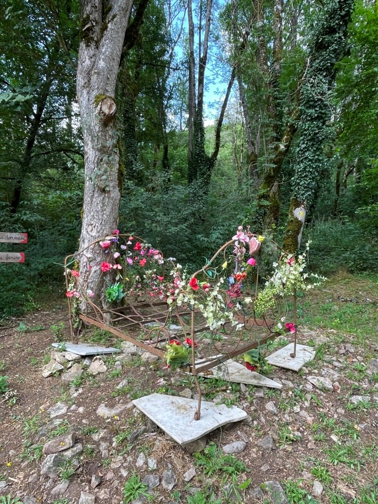 Un joli sentier décoré avant Sarran