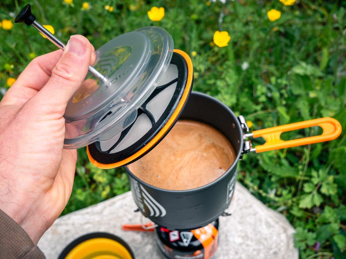 On remet le couvercle, avec le piston prêt à être actionné.