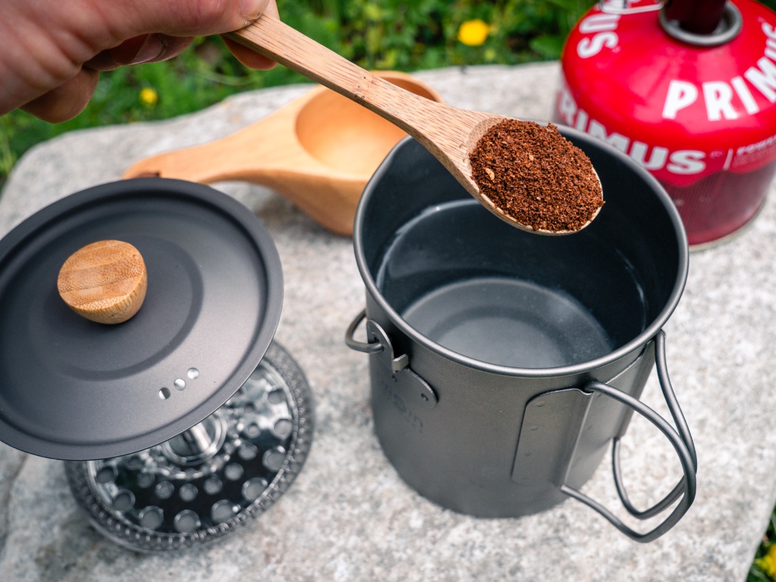 Après ébullition, y'a plus qu'à suivre les étapes habituelles d'un café au piston.