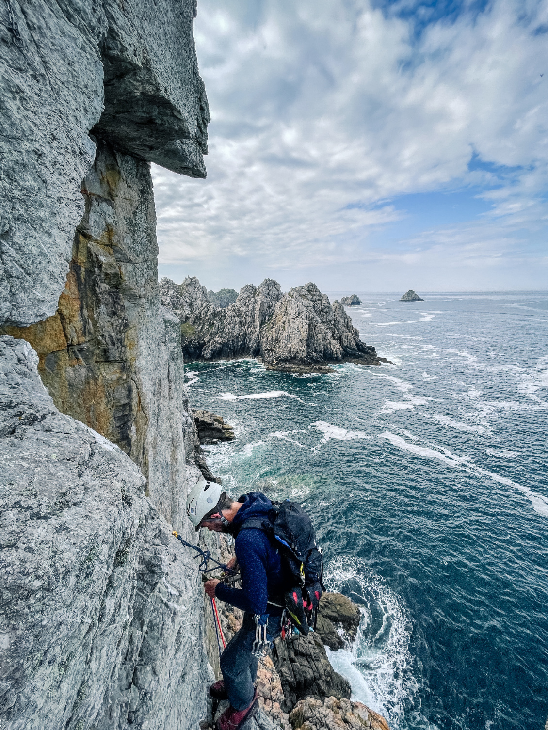 Il faut d’abord tirer des rappels pour rejoindre le départ des voies quand on grimpe à la pointe de Pen-Hir.