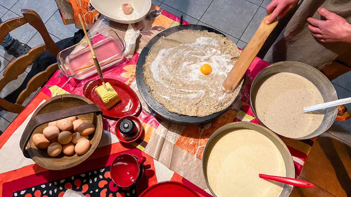 Tradition. Une visite de la Bretagne sans une soirée galettes relèverait d’un voyage en absurdie. Vigilance toutefois : ici, dans le Finistère, on parle de crêpes au blé noir (ou sarrasin) et non de galettes ! Photo : Simon Wicart