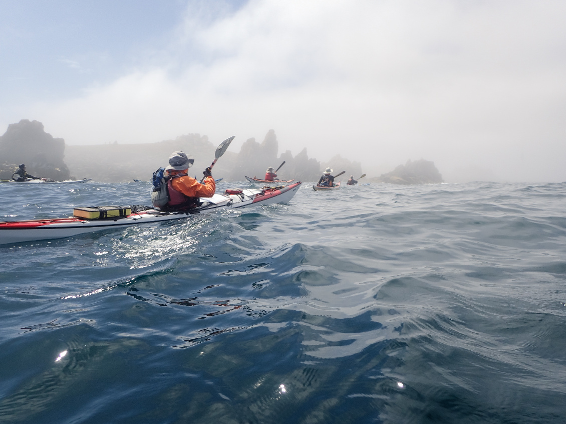 Ouessant dans la brume à la pointe de Pern. Un objectif pour les kayakistes aguerris et prudents face au redoutable courant du Fromveur. Photo : Guy Lecointre et Véronique Olivier.