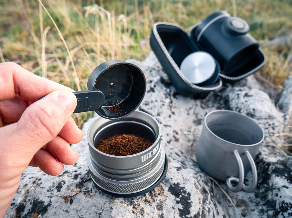 Le petit entonnoir très pratique pour ne pas mettre du café à côté.