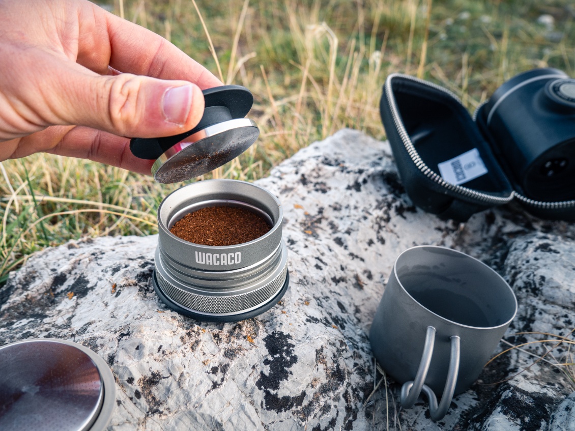 Un petit coup de tamper pour tasser le café.