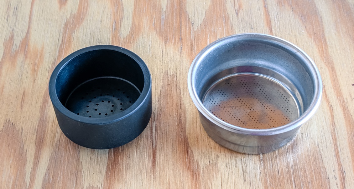 Leurs paniers respectifs : 8g de café pour le Nanopresso (à gauche), contre 16 g pour le Picopresso.