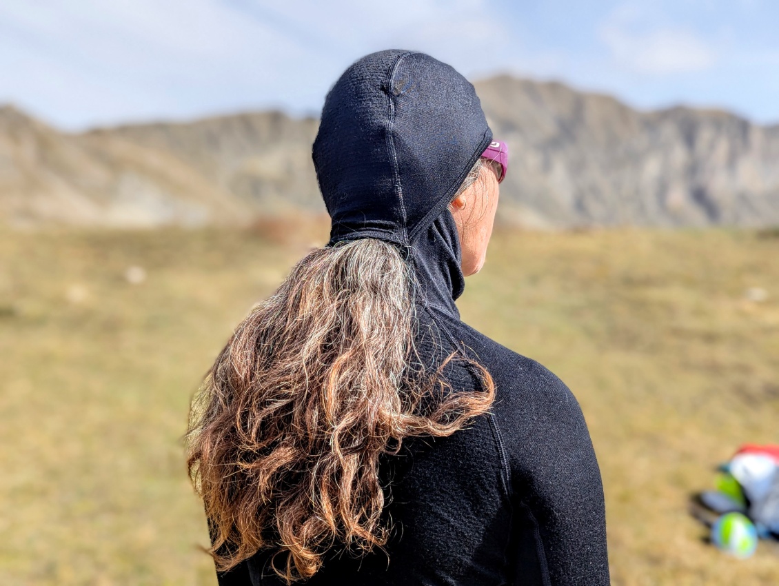 ... la fente passe-cheveux ! (rassemblés comme en queue de cheval)