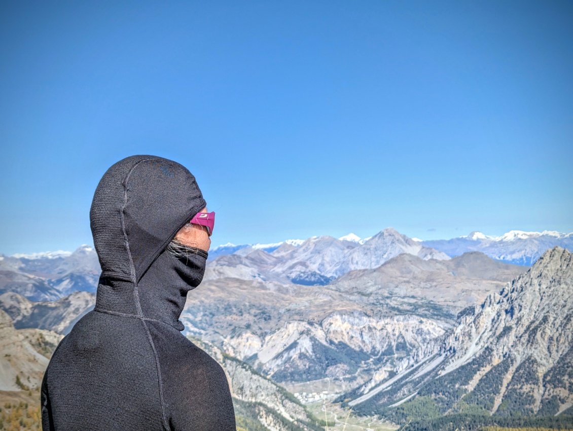 Protection intégrale.
On distingue une petite "bosse" dans la nuque : les cheveux rentrés à l'intérieur. D'où l'intérêt de...