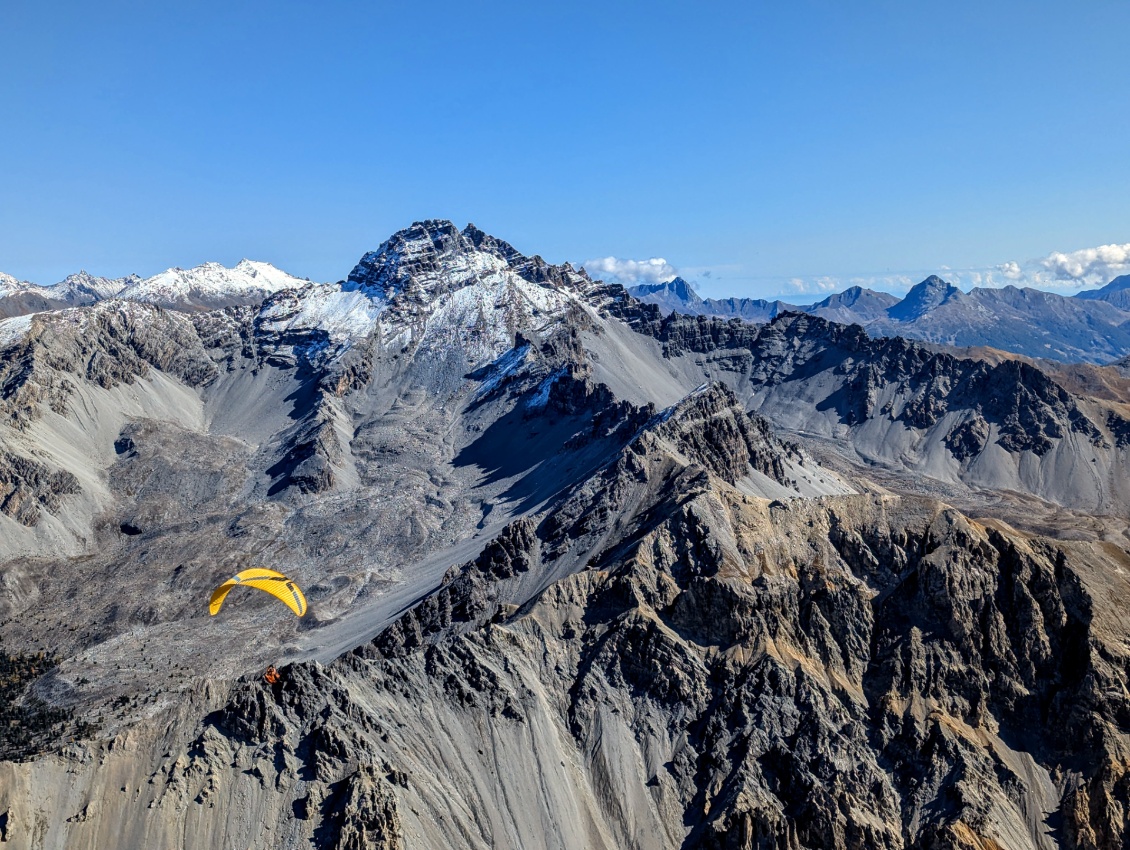 Porté en première couche thermique sous plusieurs vêtements pour une utilisation en conditions exigeantes : vol en parapente en altitude (3800m atteints ce jour-là), température négative, et vent relatif de 30 km/h constant. La protection et la coupe ajustée du ZoneKnit sont très appréciables.