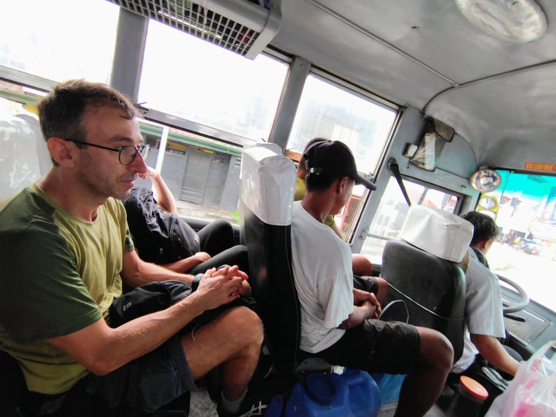 Je commence à avoir une routine journalière à Kalibo, et je sens que si je m'attarde il sera difficile de me délaisser de ce confort. Il me faut un endroit pas trop touristique. J'opte pour les montagnes de la province d'Antique, à l'ouest de l'île de Panay.