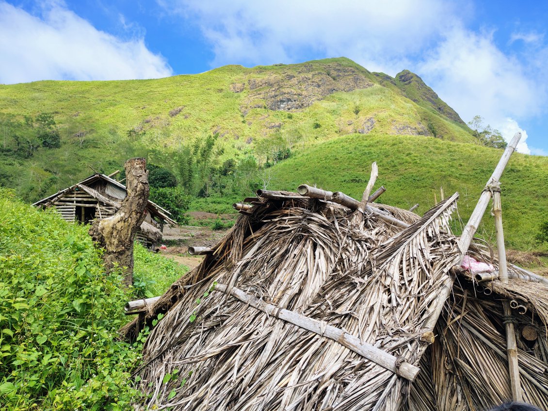 La maison de la famille avant le pic. Je leur ai acheté des patates douces. A suivre avec une excursion de plusieurs jours en montagne et la rencontre d'habitants ...