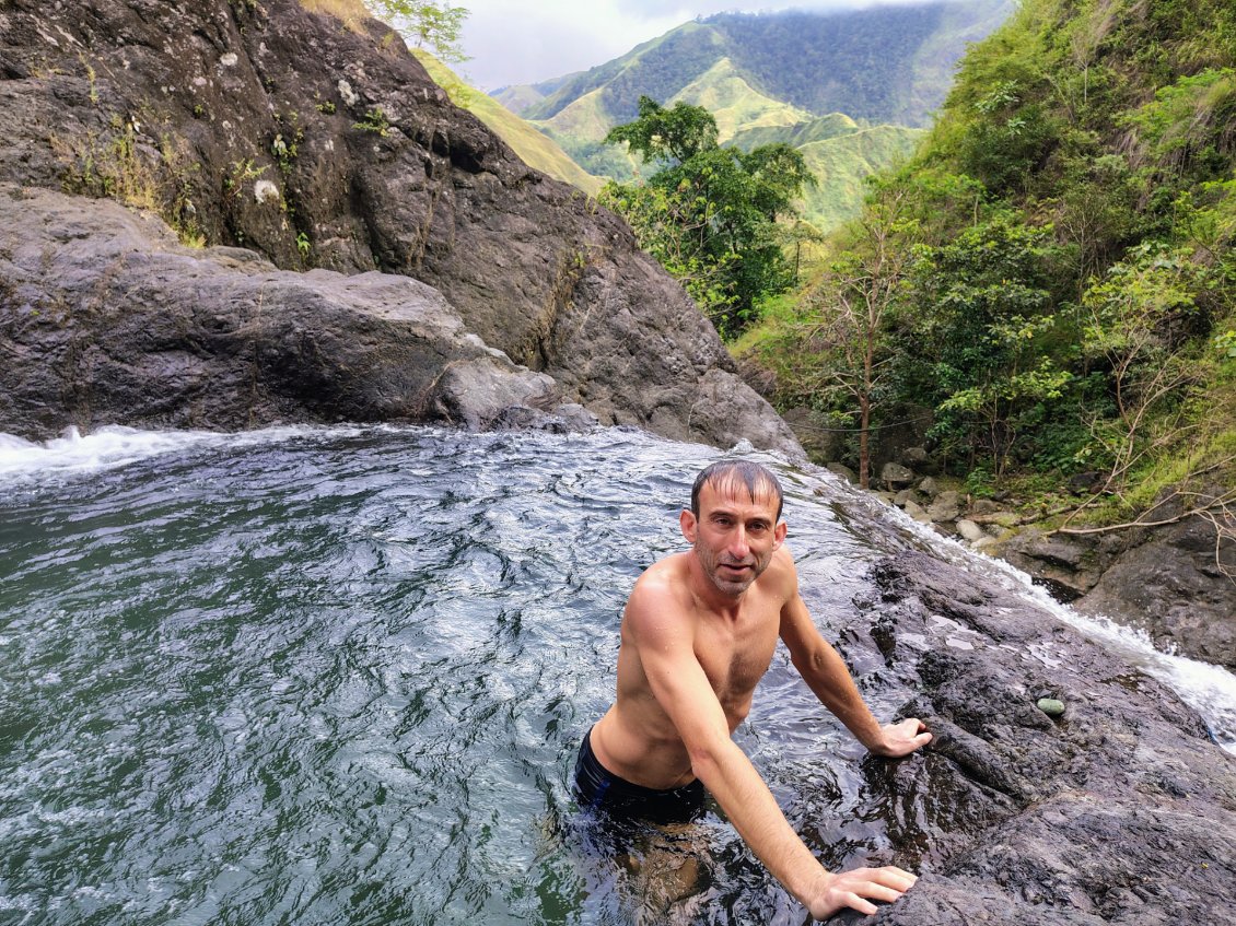 Cette cuvette située entre deux cascades est utilisée par les habitants pour une baignade rafraîchissante.