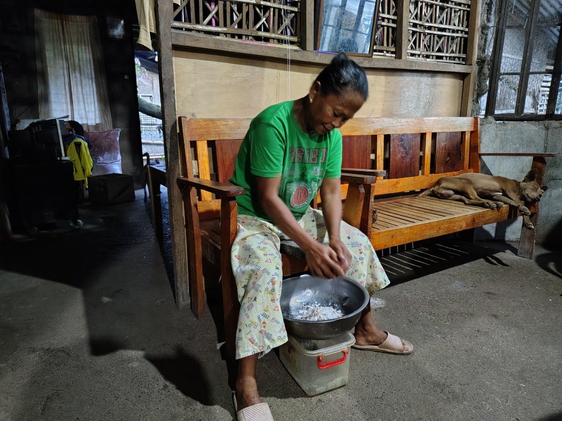 Pour confectionner du lait de noix de coco, la chaire est retirée sous forme de petits copeaux (photo). Elle est ensuite coupée à de l'eau tiède, malaxée puis pressée pour en extraire le jus qui est filtré. Cette fois-ci le lait de noix de coco obtenu a été cuisiné avec des fruits du Jacquier.