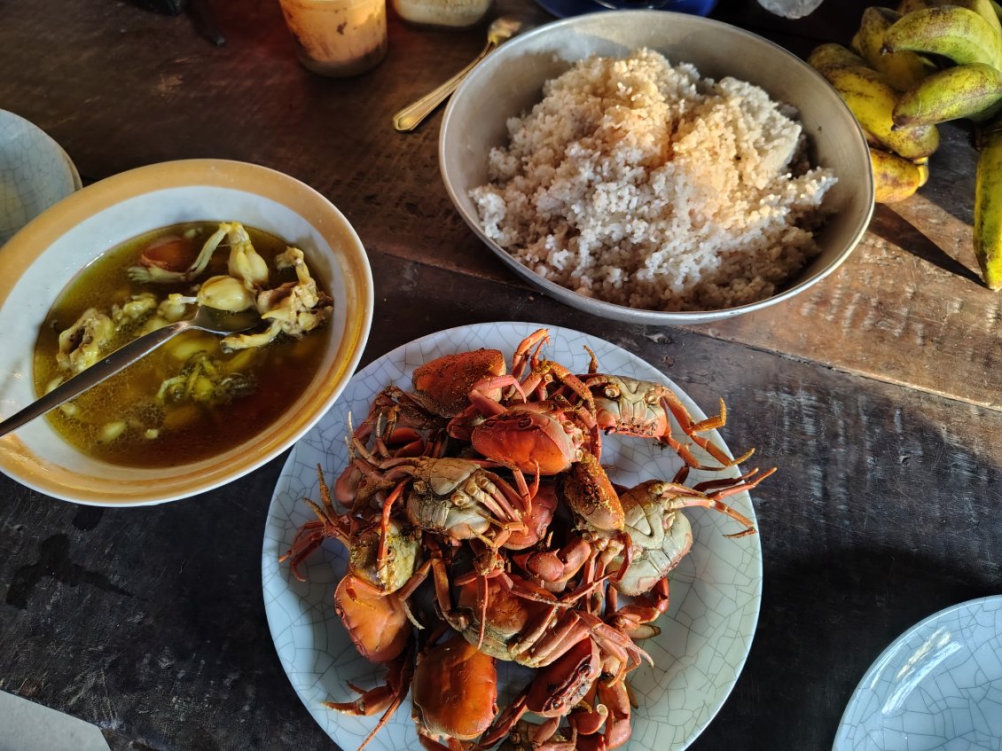 A un petit-déjeuner nous avons des crabes et des grenouilles attrapées la veille au soir par l'un des deux fils. Une nourriture délicieuse que je ne m'attendais pas à manger en montagne.