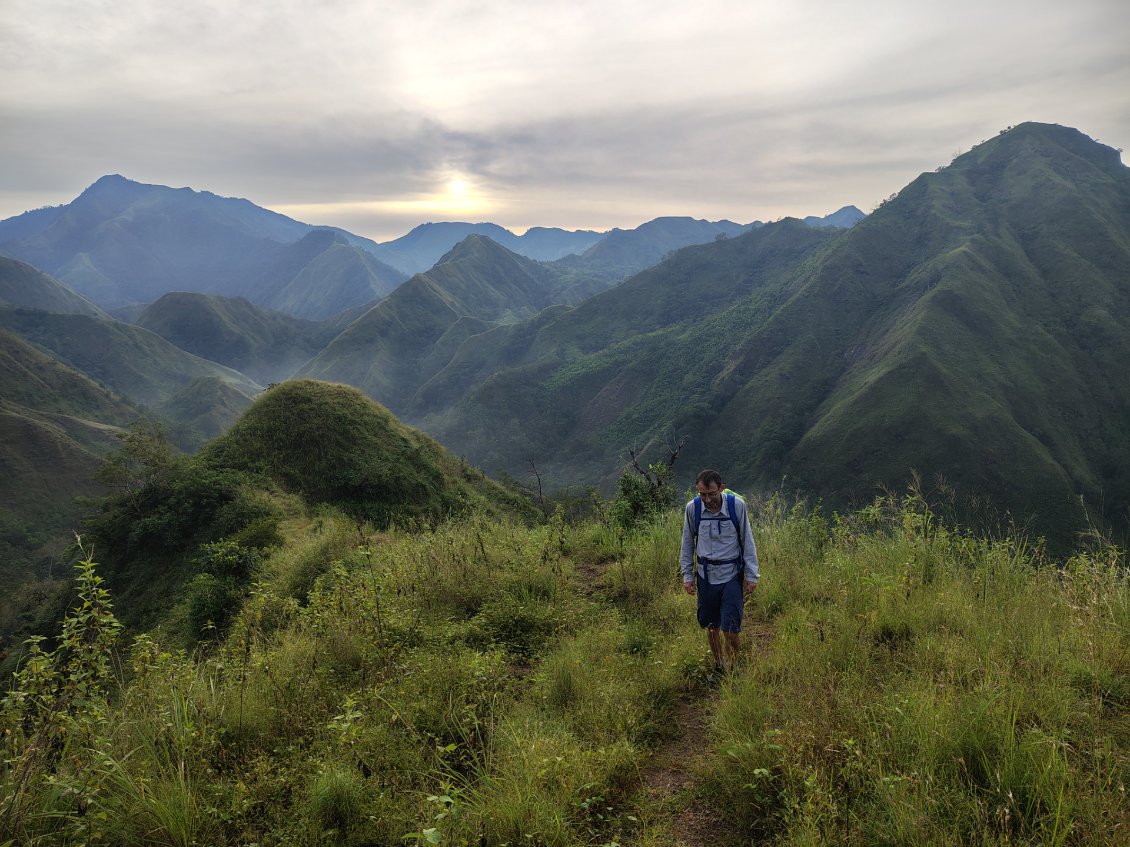 C'est le jour du départ, la femme descend la montagne avec nous car elle souhaite profiter de l'occasion pour se rendre au marché.