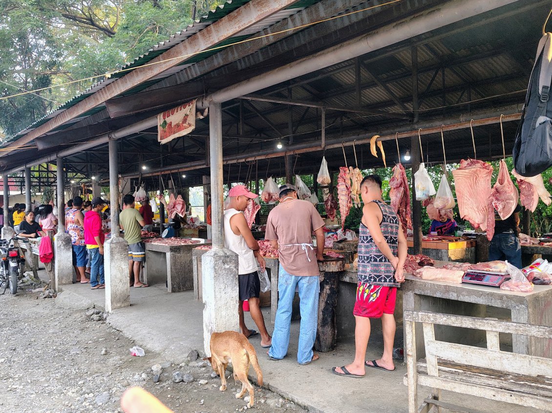 Le marché de la petite ville située au pied la montagne. A suivre avec quelques photos mer & plage