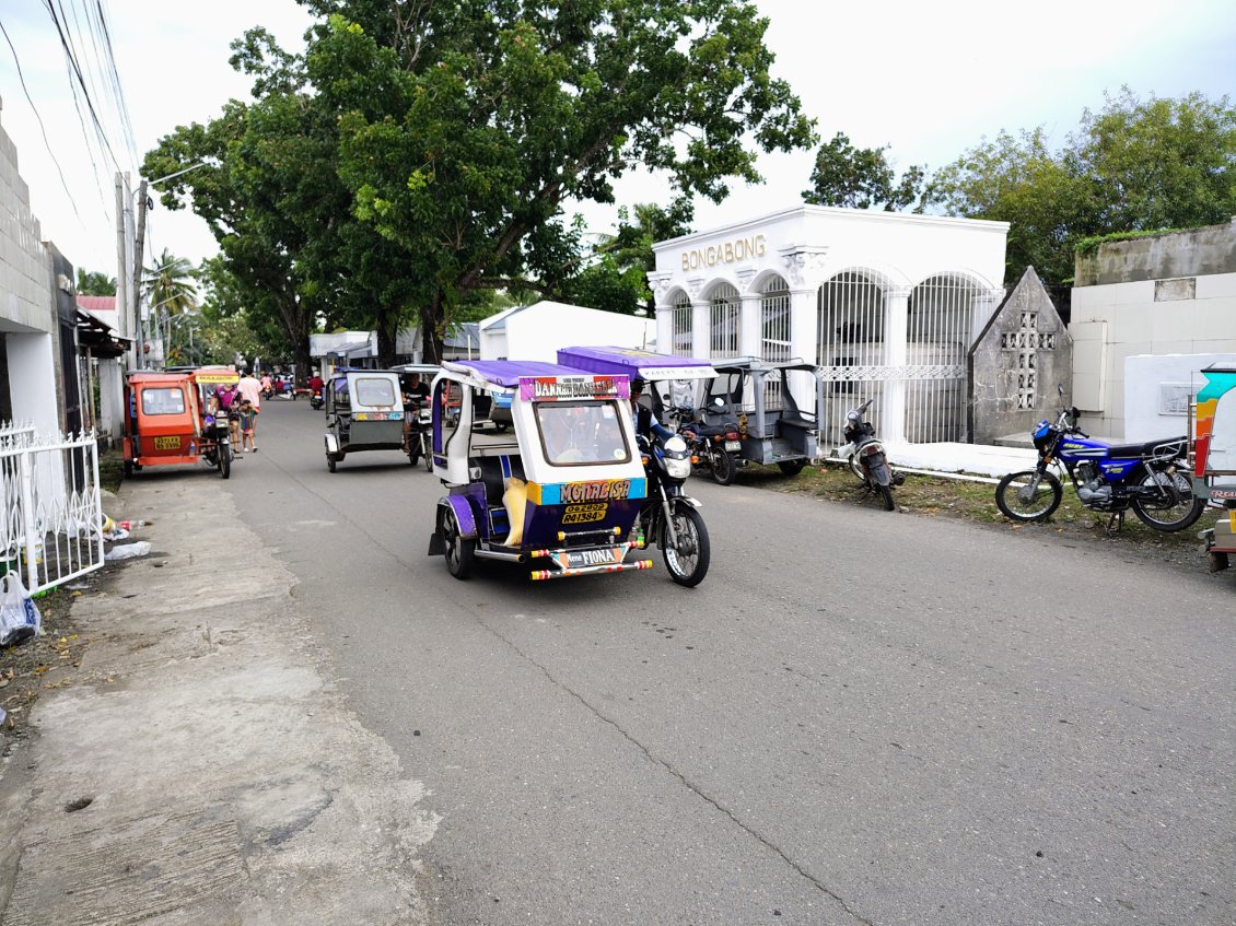 Le trafic routier traverse le cimetière. Parfois il s’y tient également un marché, ce qui n'a rien d'exceptionnel aux Philippines, ainsi que dans d'autres pays d'Asie.