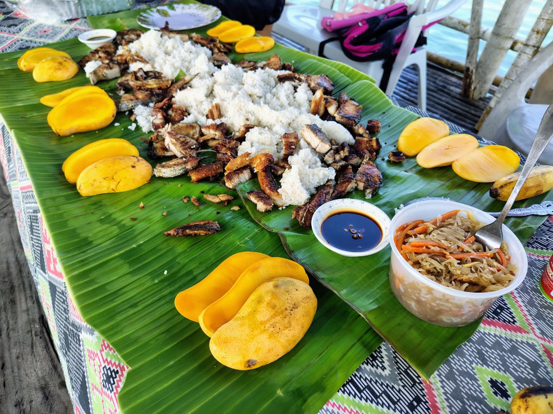 Le "boodle fight" est une façon de manger pour les occasions spéciales entre amis, ou en famille. La nourriture est disposée sur des feuilles de bananiers au préalable idéalement chauffées et lavées, et chacun mange avec ses mains.