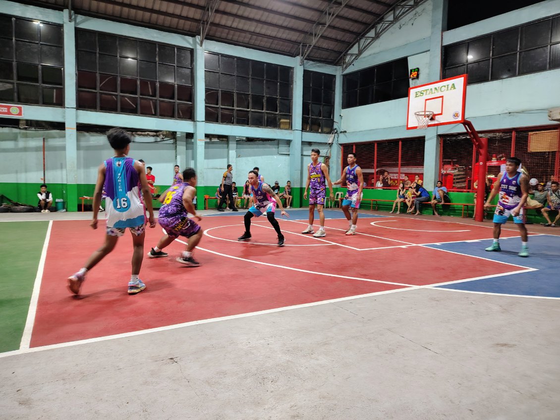 Le basket est le sport N°1 aux Philippines, et même s'ils ne sont pas grands, les Philippins aiment jouer et regarder des matchs. Il y a des terrains de jeu dans toutes les communes.