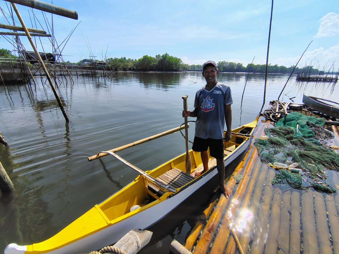 Il possède un bateau traditionnel des Philippines, un bangka, mais avec un flotteur sur un seul côté, pour faciliter le travail de l'autre.