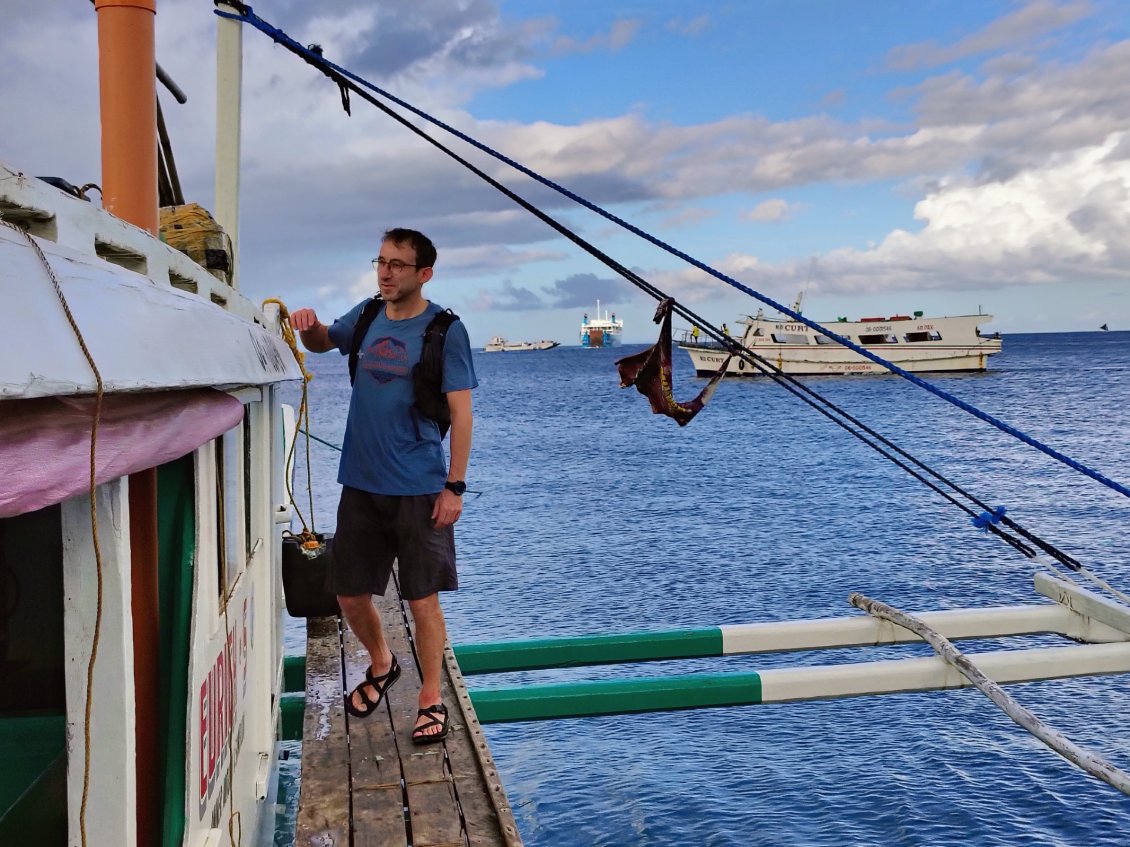 Après avoir attendu le passage d'un typhon, j'emprunte un bangka spécialisé dans le transport de passagers pour l'île de Carabao. Cette destination n'est pas vraiment sur les radars du tourisme international, rien à voir avec sa voisine Boracay ultra-fréquentée.