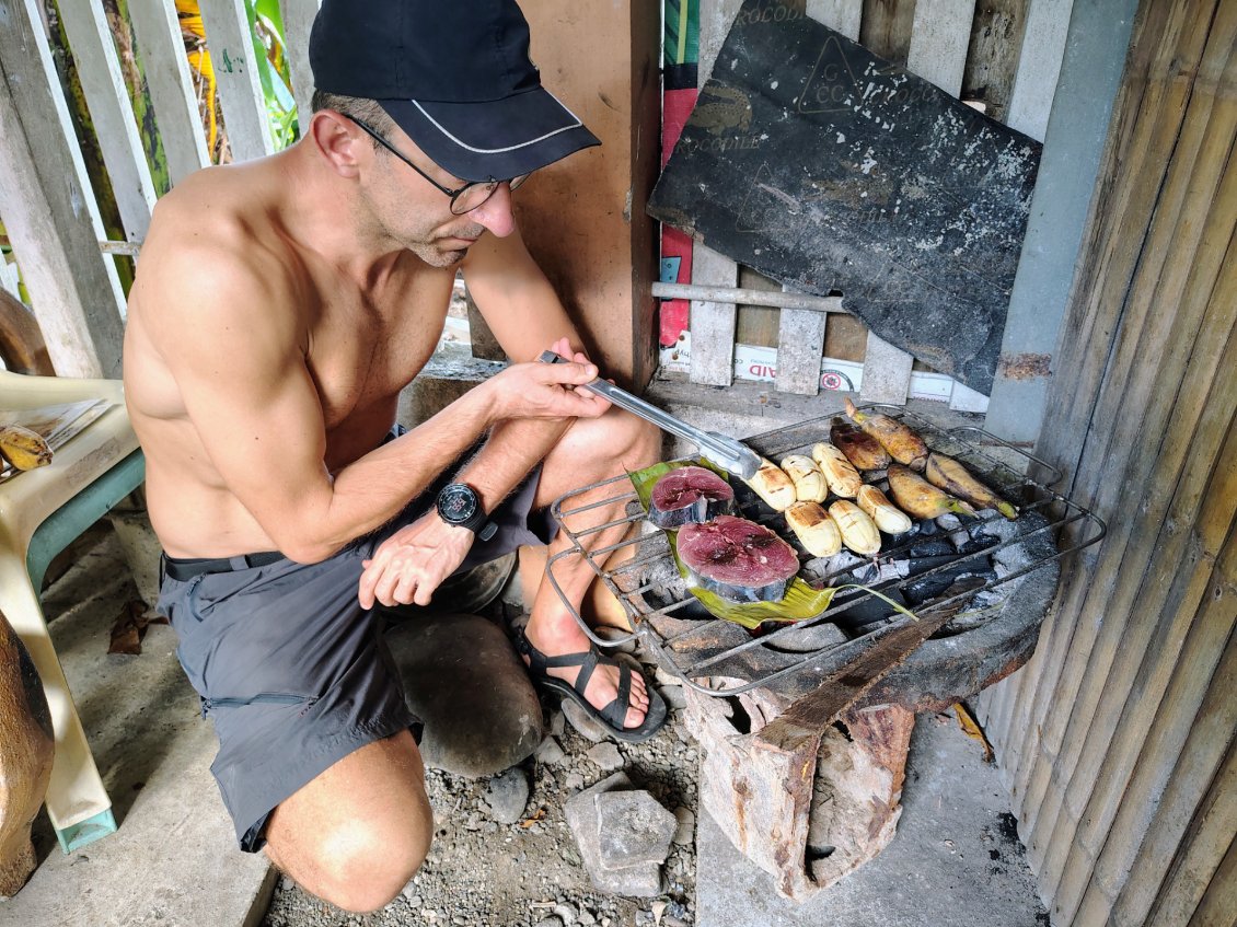 Poisson frais du jour, et pour un petit encas j'aime déguster une délicieuse variété de bananes grillées avec et sans peau.