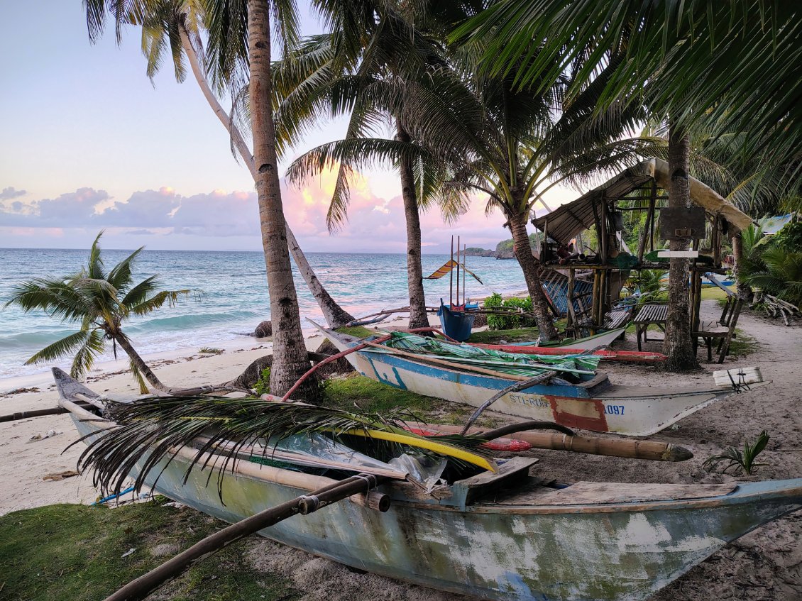 Je souhaitais sortir avec des pêcheurs, mais malheureusement de ce côté-ci de l'île, les petits bateaux de pêche restent à terre en raison du temps changeant la nuit.