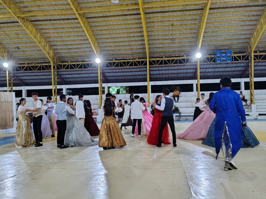 Le terrain de basket n'est pas loin de mon logement, et comme dans d'autres villages aux Philippines j'aime m'y attarder le soir. Ils y a toujours quelque chose à observer, comme la répétition du prochain spectacle des élèves.